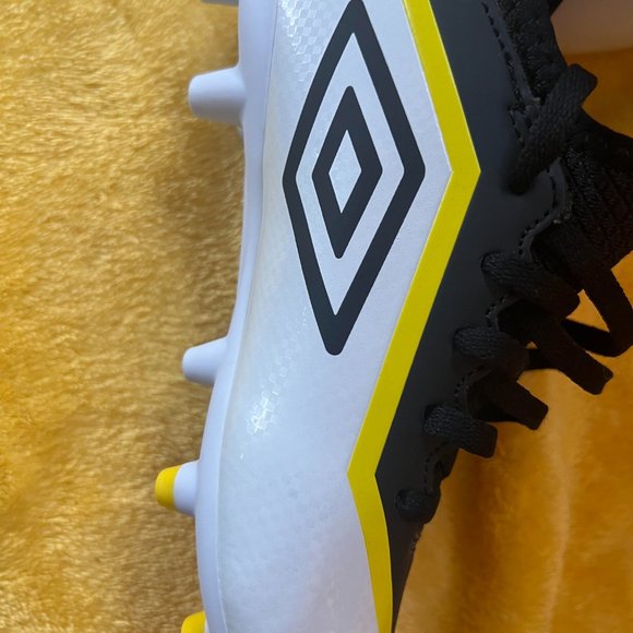 Umbro Shoes Kids Umbro Pivot Soccer Cleat Size 1 Whiteblackyellow